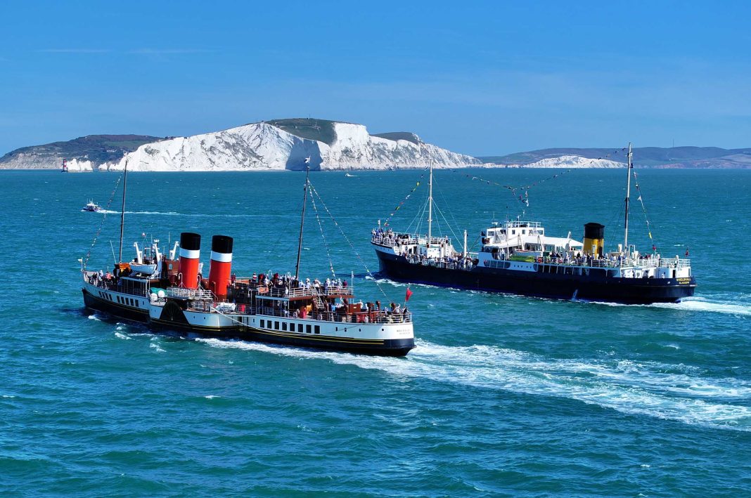 Shieldhall and Paddle Steamer Waverley put on a show