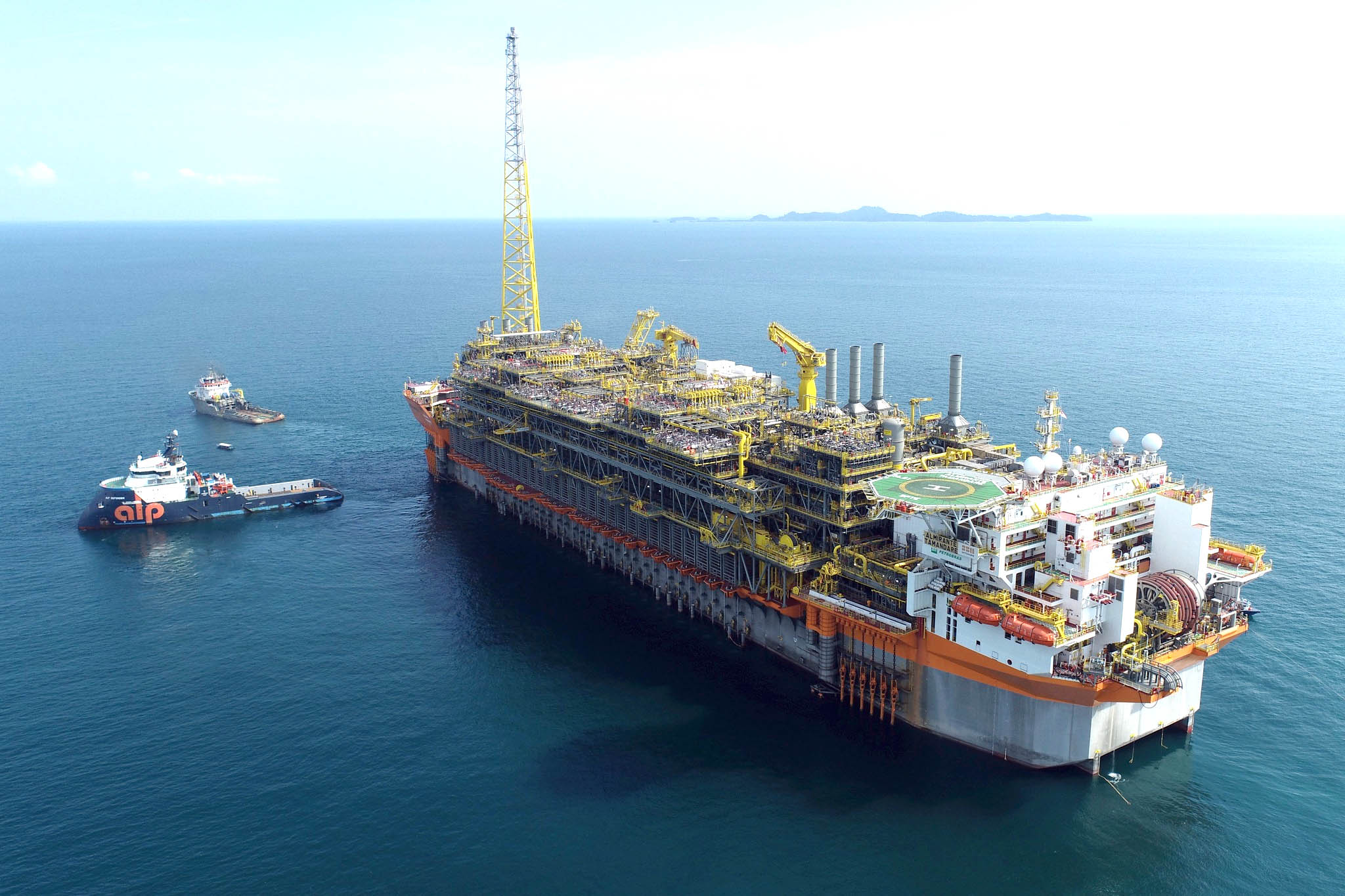 【半額】 Giant FPSO Monthly Ships | waters Brazilian in arrives 趣味・スポーツ・実用